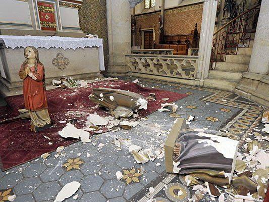 Zerstörung von Statuen und Kircheneinrichtungen in der Lazaristenkirche in Wien-Neubau