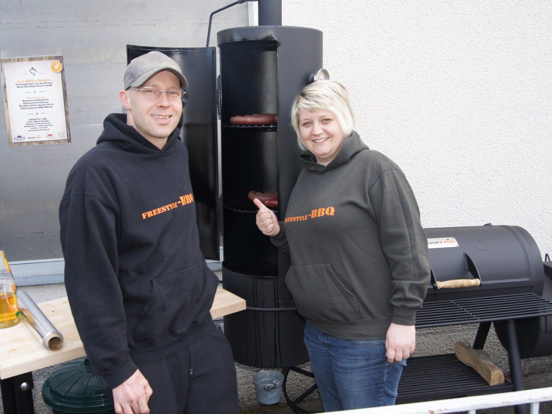 Pitmaster Andreas Franz mit Freundin Andrea Martin (Massagepraxis) bei der Eröffnung. Pitmaster Andreas Franz mit Freundin Andrea Martin (Massagepraxis) bei der Eröffnung.