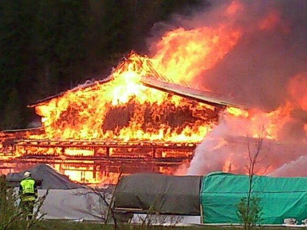 Die Tischlerei wurde ein Raub der Flammen. Die Tischlerei wurde ein Raub der Flammen.