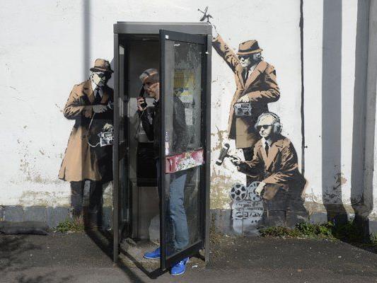 Es wird gemunkelt, dass Banksy auch für dieses kritische Kunstwerk verantwortlich ist.