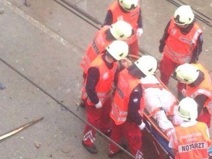 Ein verschütteter Verletzter wurde von den Rettungskräften geborgen.