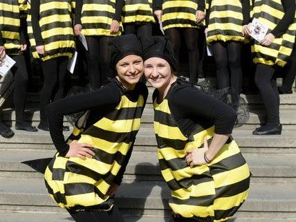 In Kostümen wurde am Donnerstag auf die Wichtigkeit von Bienen aufmerksam gemacht.
