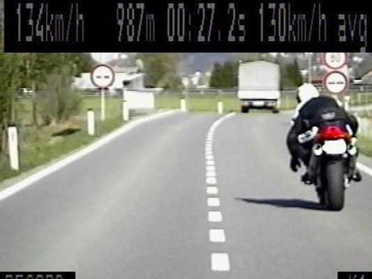 Der Raser ist seinen Führerschein los. Der Raser ist seinen Führerschein los.
