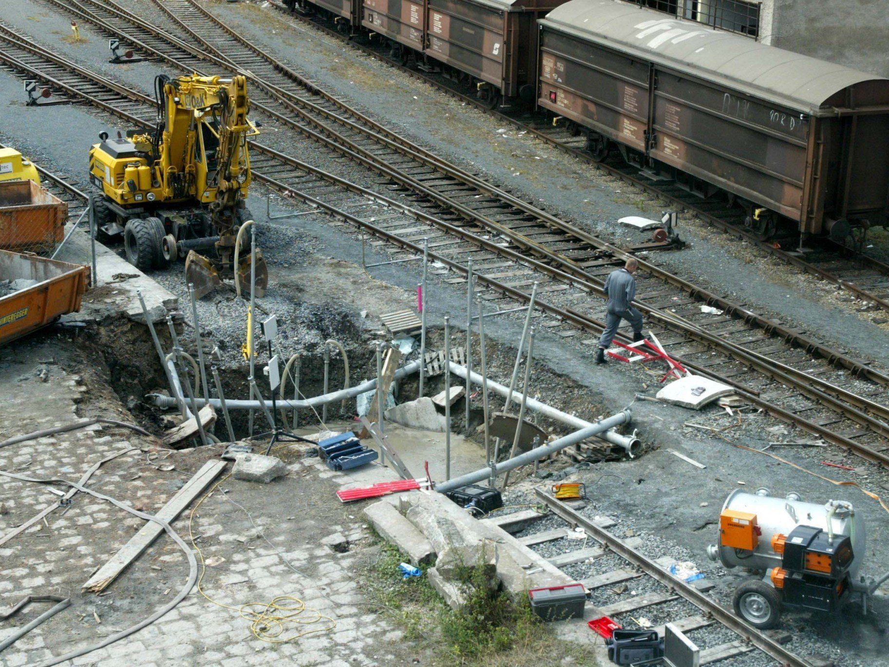 Vor 11 Jahren detonierte eine Bombe mit chemischen Langzeitzünder am Salzburger Hauptbahnhof. Zwei Menschen starben dabei. Vor 11 Jahren detonierte eine Bombe mit chemischen Langzeitzünder am Salzburger Hauptbahnhof. Zwei Menschen starben dabei.
