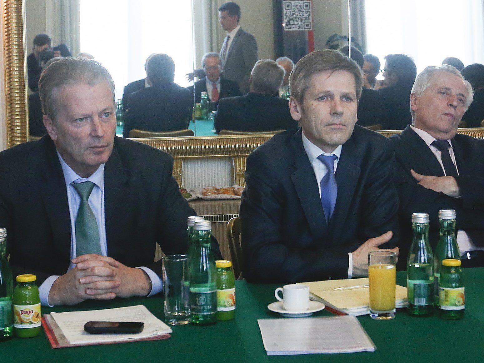 Die Bundesminister (v.l.n.r.) Mitterlehner, Ostermayer und Hundstorfer Beginn des Runden Tisches.