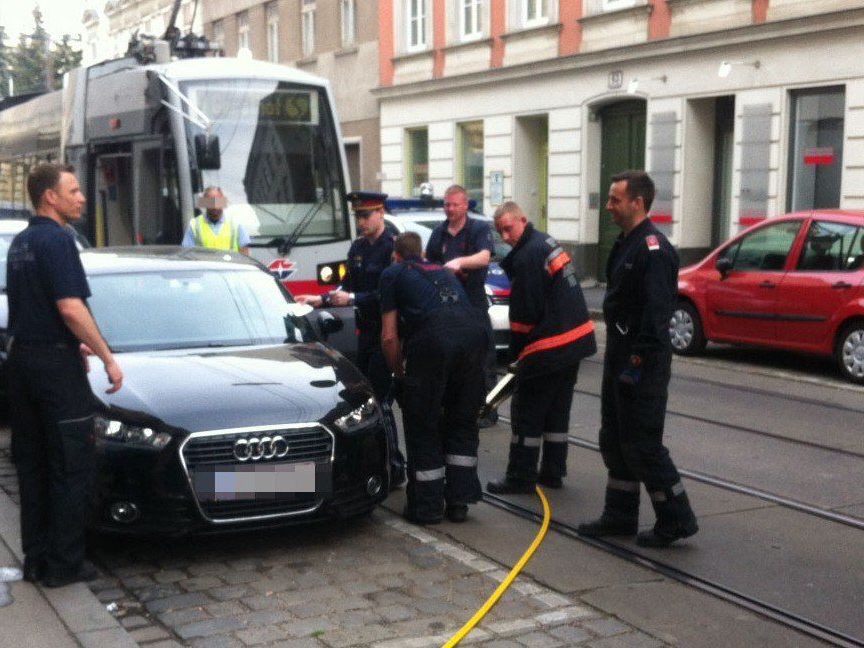 Ein Falschparker blockierte in Wien-Hernals den Öffi-Verkehr. Ein Falschparker blockierte in Wien-Hernals den Öffi-Verkehr.
