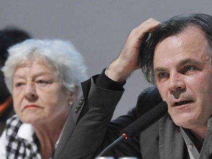 enor Serge Kakudji, Schauspieldirektorin Frie Leysen und Intendant Markus Hinterhäuser bei einer Pressekonferenz. enor Serge Kakudji, Schauspieldirektorin Frie Leysen und Intendant Markus Hinterhäuser bei einer Pressekonferenz.