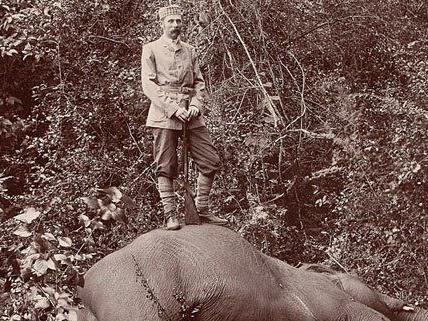Erzherzog Franz Ferdinand von Österreich und der erste von ihm geschossene Elefant.