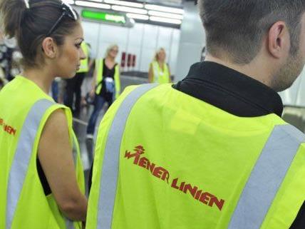 Mitarbeiter der Wiener Linien bei einer Fahrkartenkontrolle in einer U-Bahnstation.