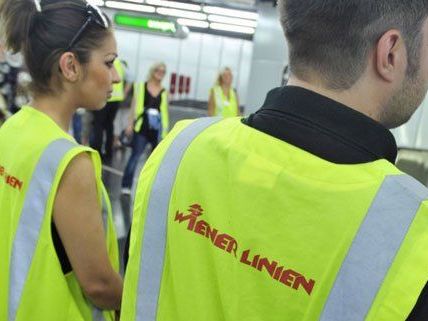 Mitarbeiter der Wiener Linien bei einer Fahrkartenkontrolle in einer U-Bahnstation. Mitarbeiter der Wiener Linien bei einer Fahrkartenkontrolle in einer U-Bahnstation.