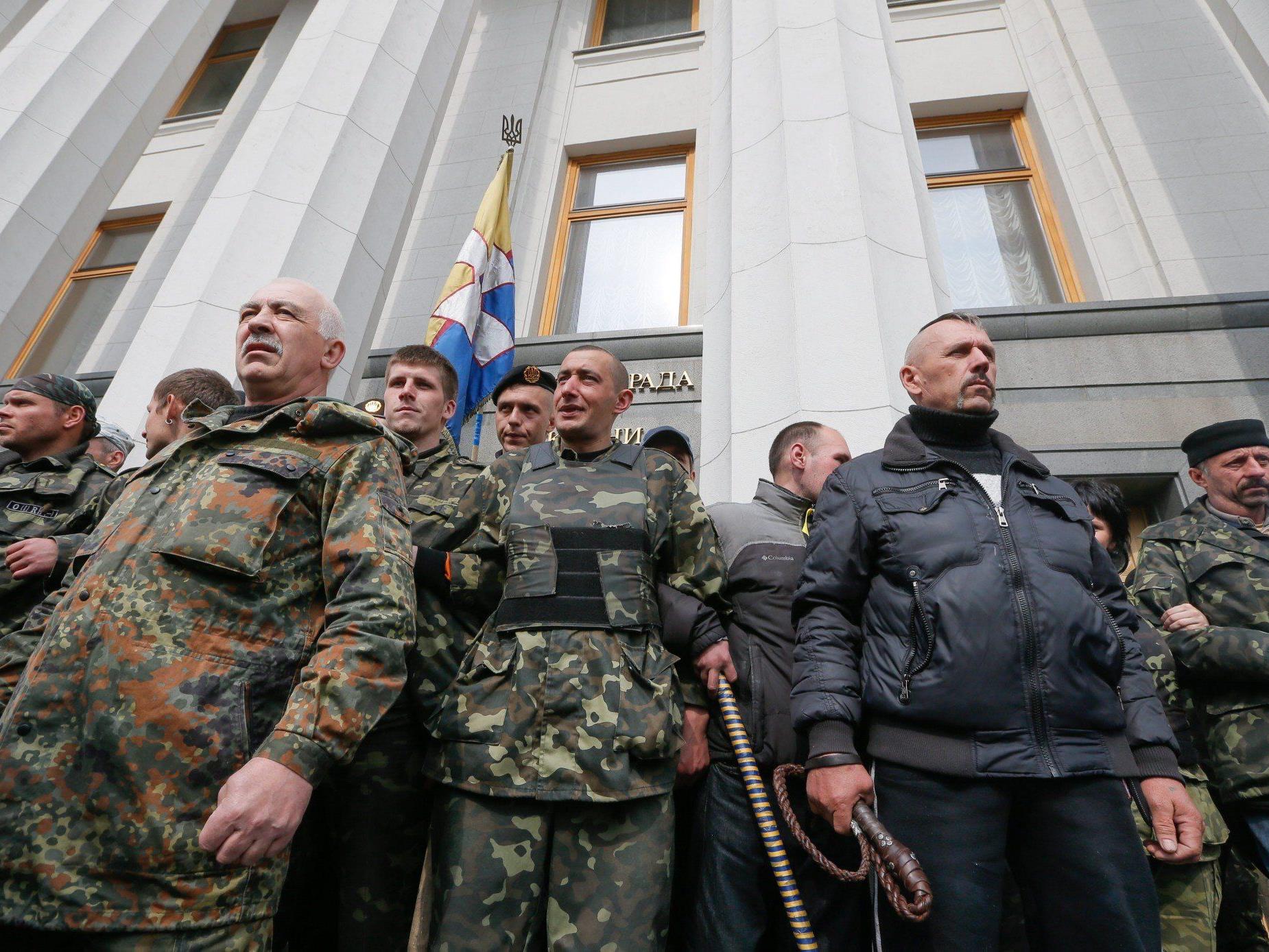 Waffenabgabe von Teilnehmern am "Februarumsturz in Kiew" als erstes im Auge.