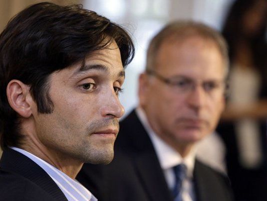 Der Kläger Michael Egan und sein Anwalt bei einer Pressekonferenz in Beverly Hills. Der Kläger Michael Egan und sein Anwalt bei einer Pressekonferenz in Beverly Hills.