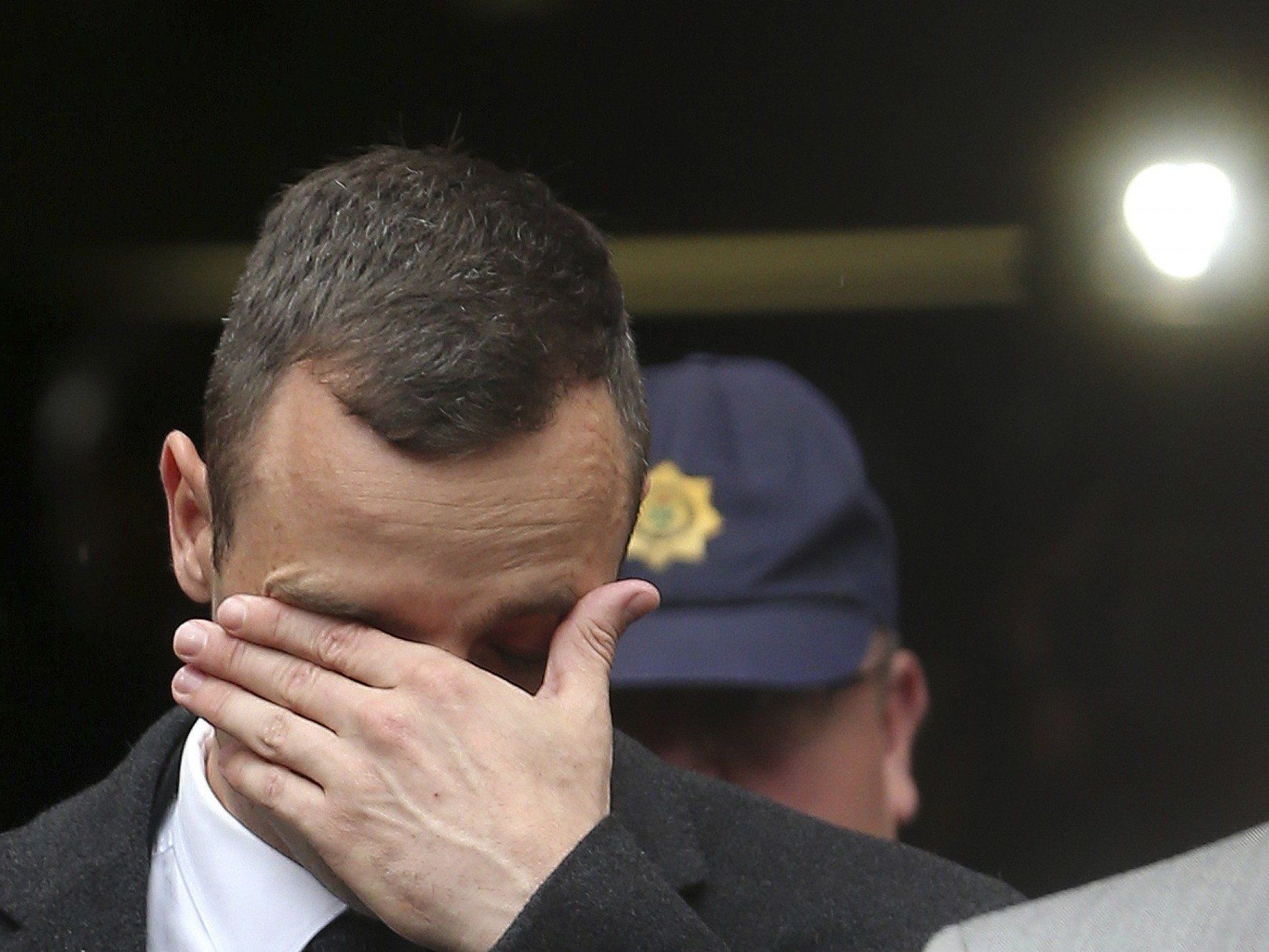 Oscar Pistorius geräht im Kreuzverhör zunehmend unter Druck. Oscar Pistorius geräht im Kreuzverhör zunehmend unter Druck.
