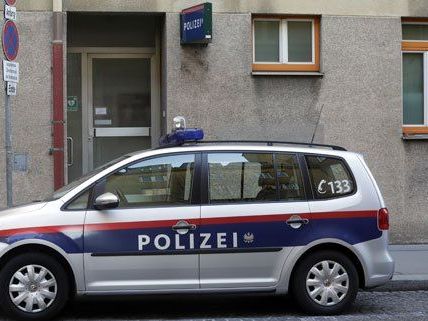 Die Polizei sucht nach einem Überfall nach zwei Jugendlichen. Die Polizei sucht nach einem Überfall nach zwei Jugendlichen.