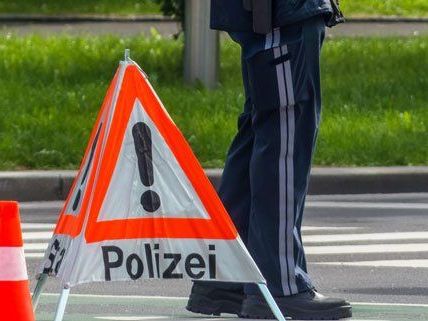 Die Polizei untersagte die Weiterfahrt des defekten Reisebusses auf der A4.