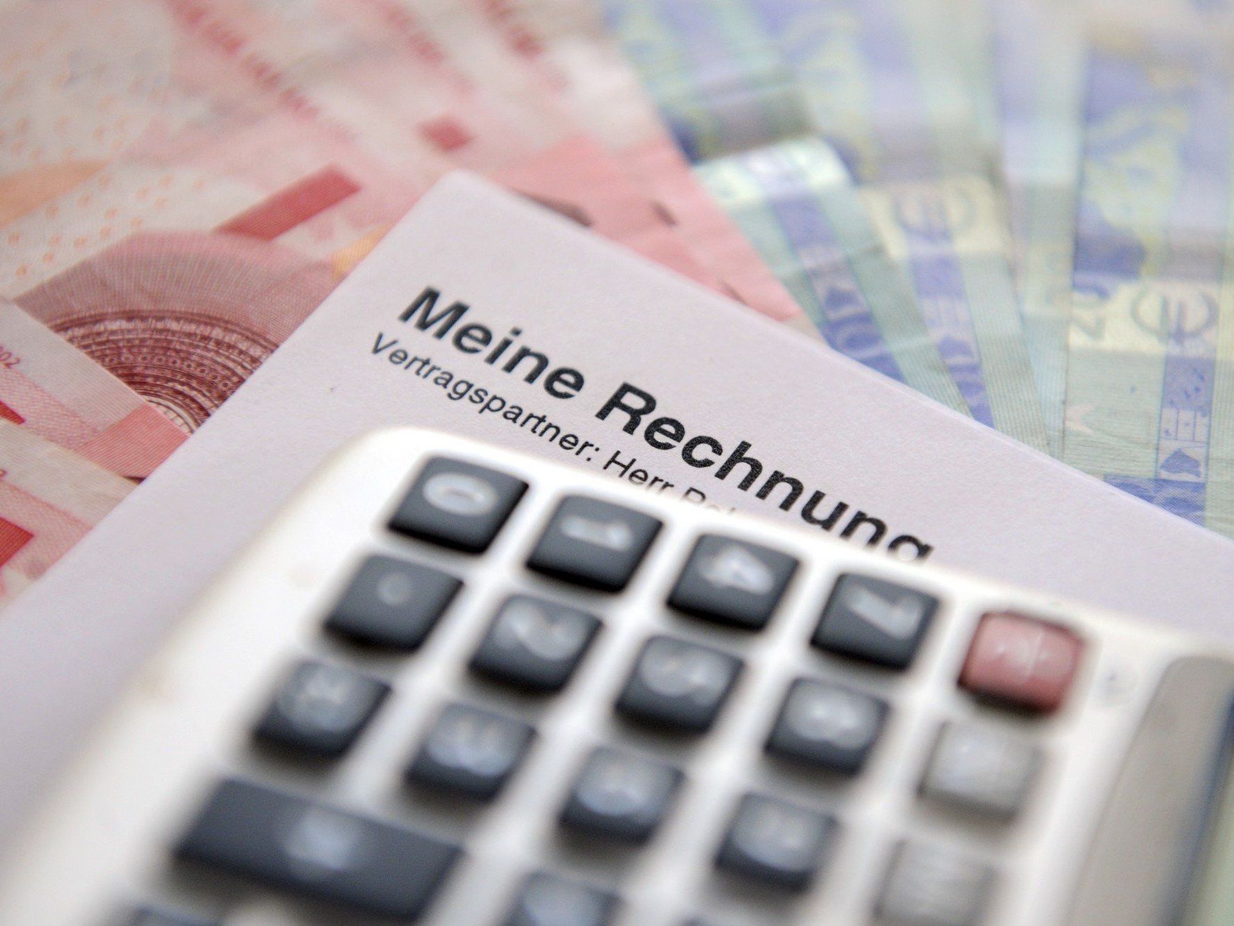 Panne bei "3": Mobilfunkbetreiber bucht Rechnungsbetrag mehrfach ab. Panne bei "3": Mobilfunkbetreiber bucht Rechnungsbetrag mehrfach ab.