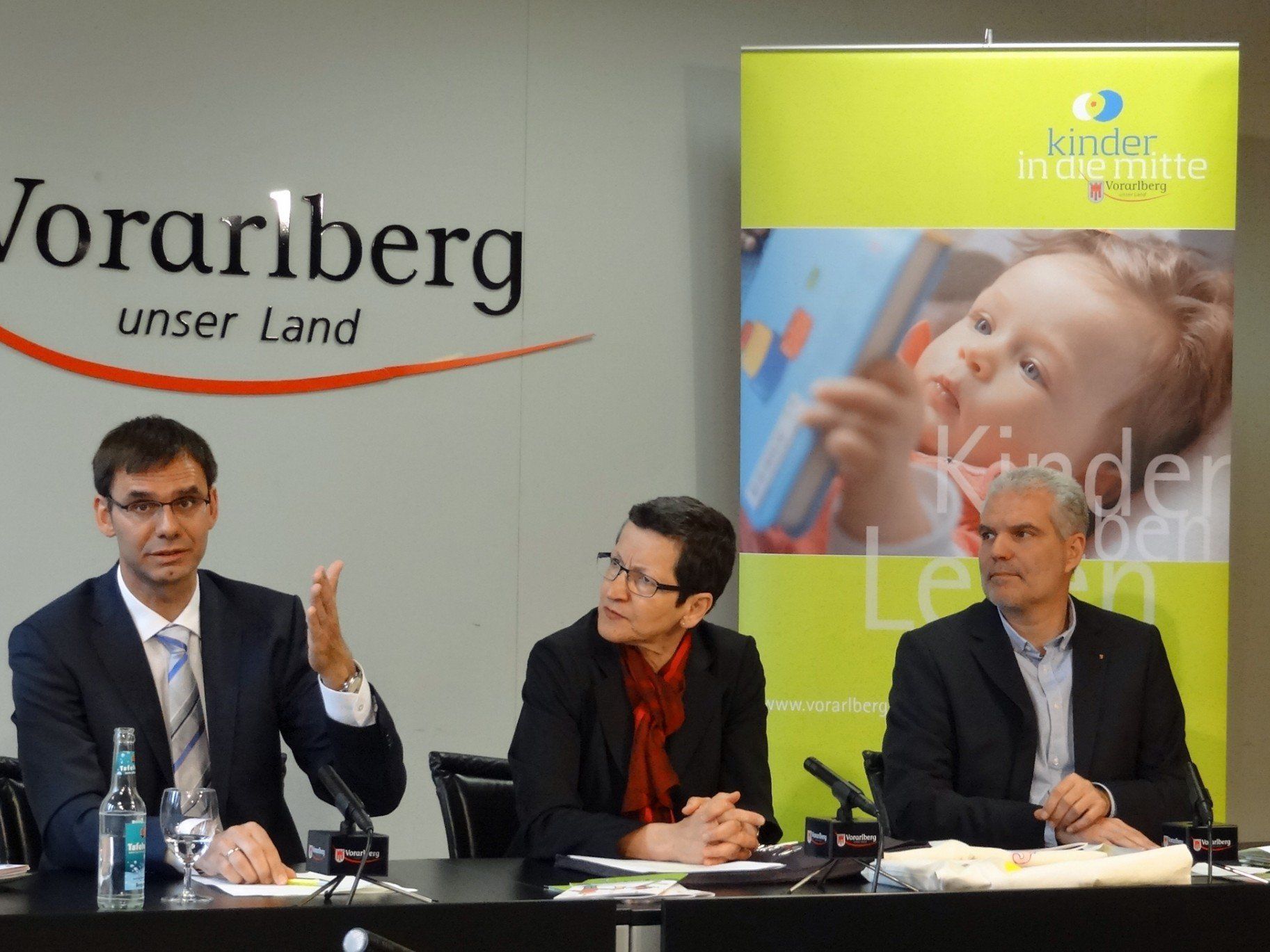 LH Wallner, LR Schmid und Thomas Müller (Fachbereich Jugend und Familie) kündigten eine Verstärkung der Angebote zur frühen Sprach- und Leseförderung an LH Wallner, LR Schmid und Thomas Müller (Fachbereich Jugend und Familie) kündigten eine Verstärkung der Angebote zur frühen Sprach- und Leseförderung an