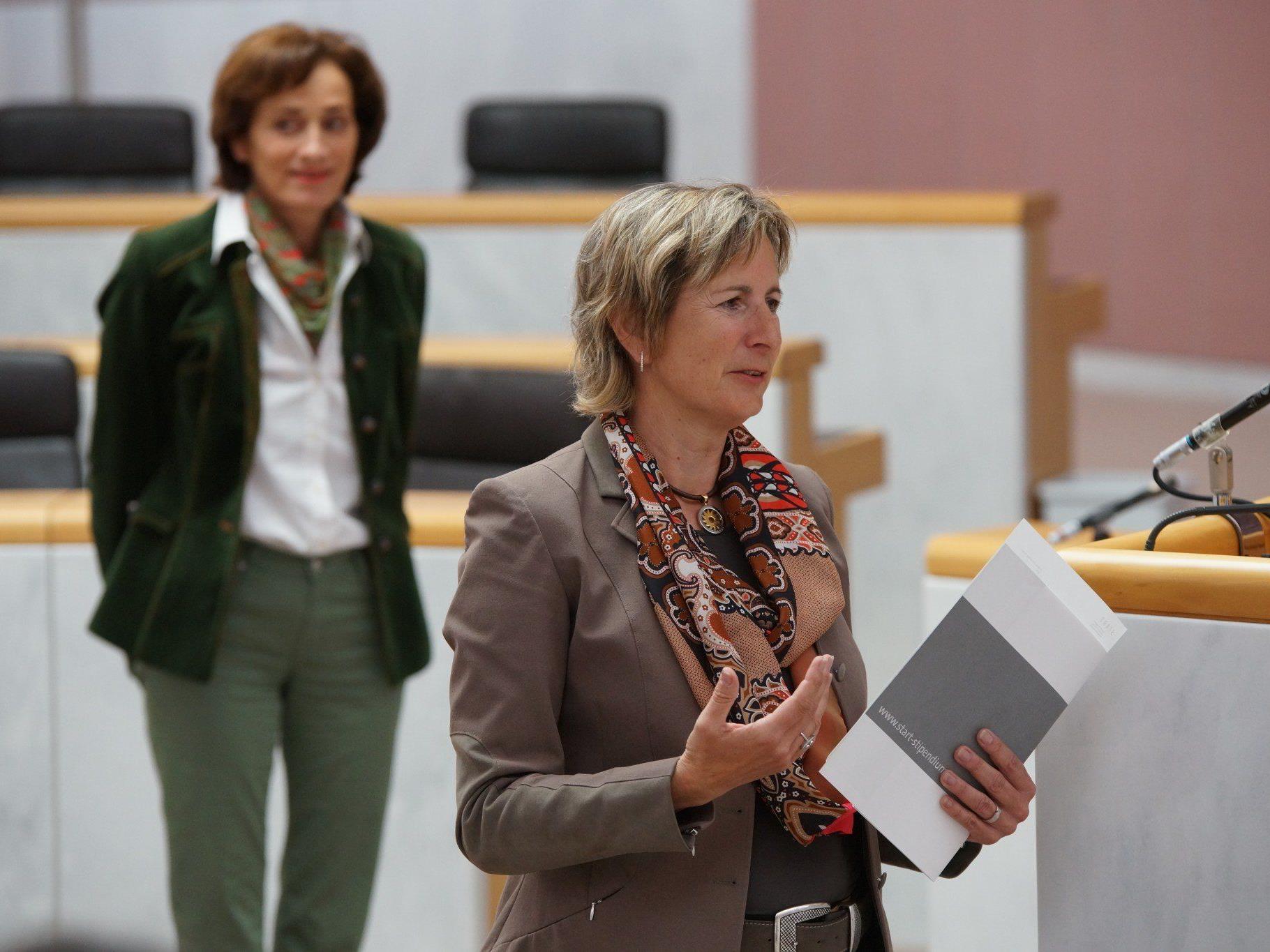 Landtagspräsidentin Gabriele Nußbaumer und Landesrätin Bernadette Mennel begrüßten die START-Stipendiatinnen und -Stipendiaten im Landtag.