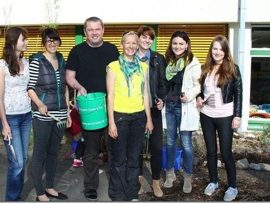 Beim Spatenstich in der VS Schoren für den ersten Häusle Schulgarten Vorarlbergs waren alle Beteiligten zufrieden. Beim Spatenstich in der VS Schoren für den ersten Häusle Schulgarten Vorarlbergs waren alle Beteiligten zufrieden.