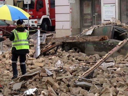 Die Einsatzkräfte suchen nach einer verschütteten Person. Die Einsatzkräfte suchen nach einer verschütteten Person.