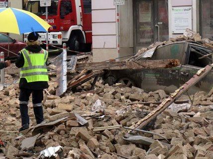 Die Einsatzkräfte suchen nach einer verschütteten Person.