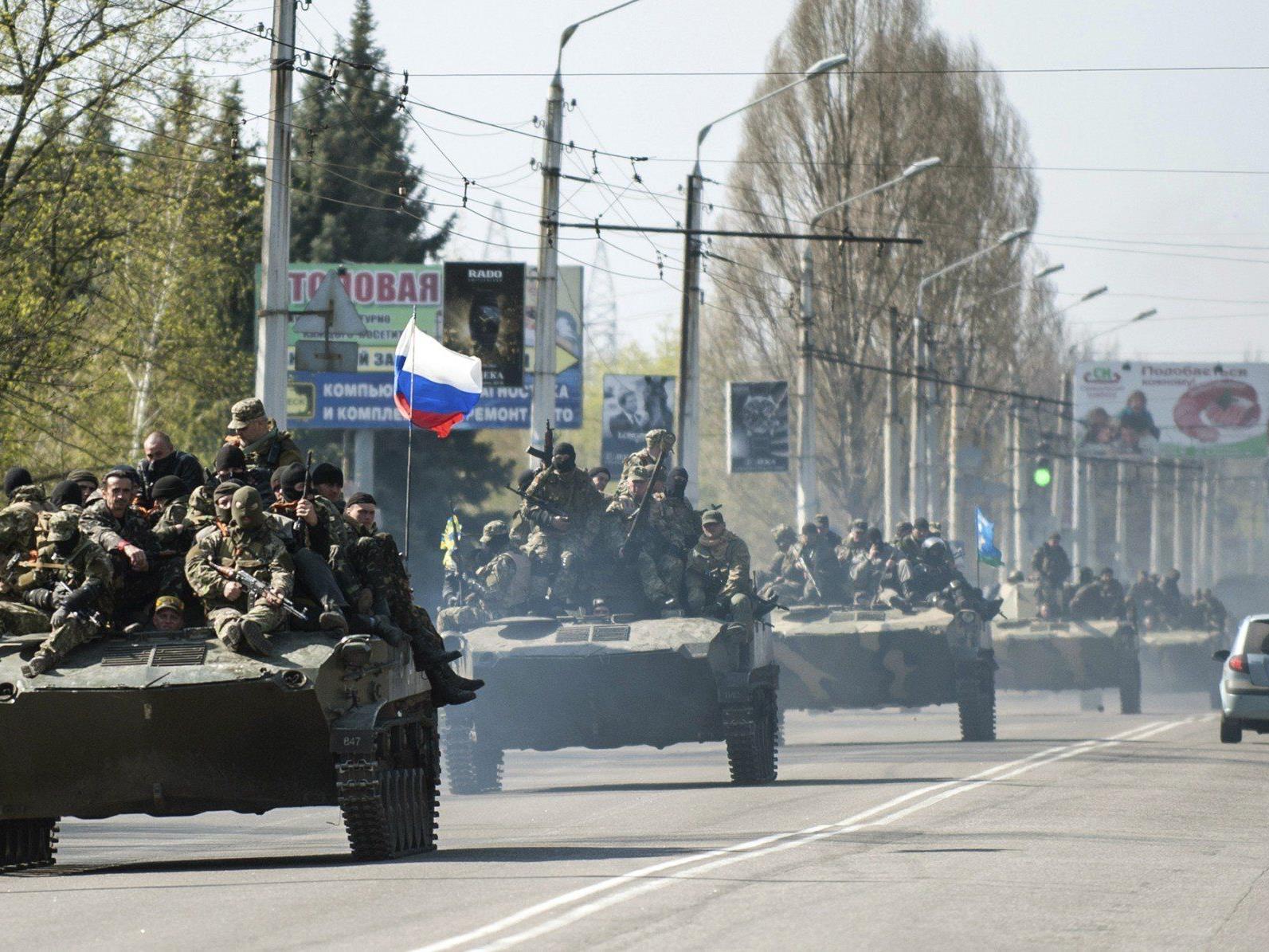 Ukrainische Schützenpanzer mit der russischen Flagge rollen durch Kramatorsk.
