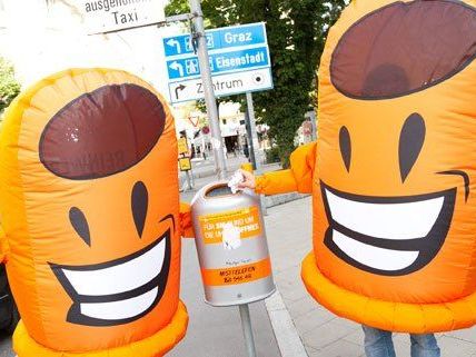 Lebende Mülltonnen machen auf Mülltrennung in Öffis aufmerksam Lebende Mülltonnen machen auf Mülltrennung in Öffis aufmerksam