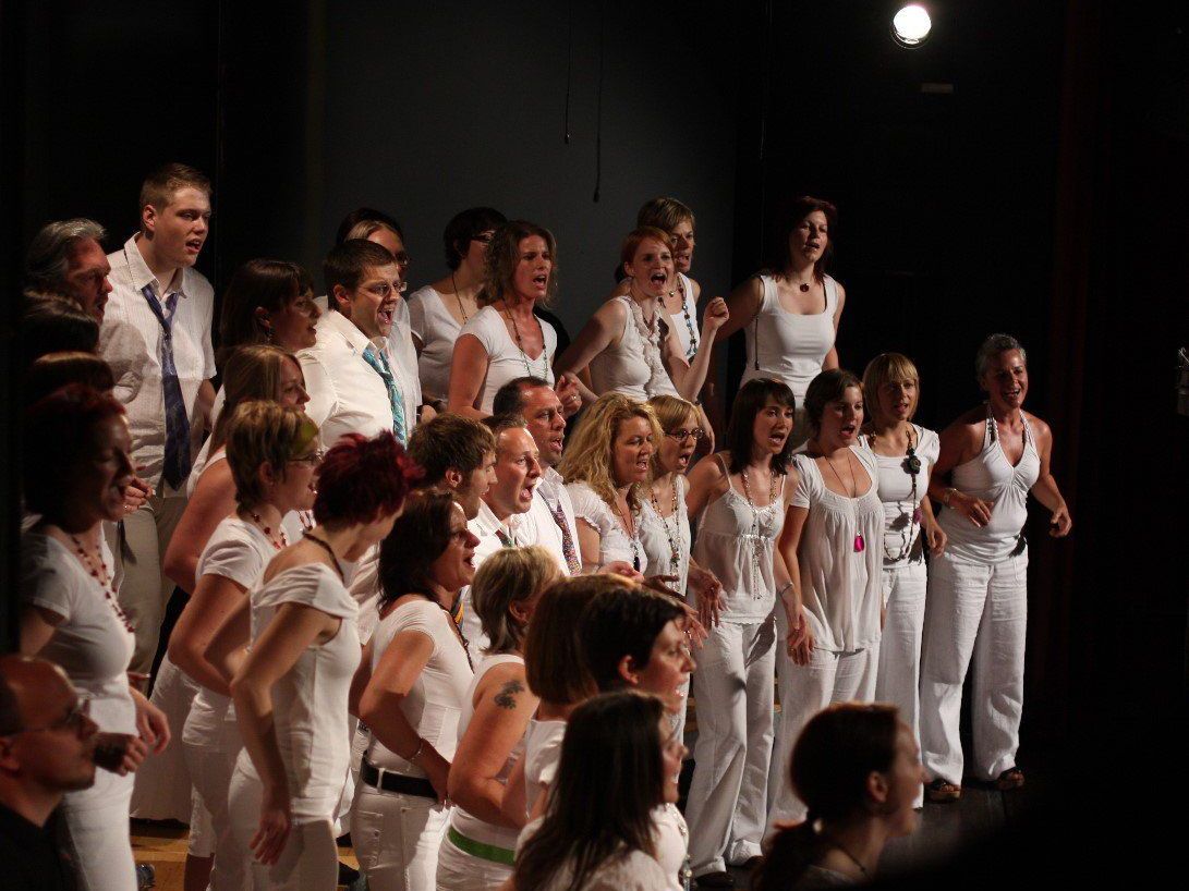 Der Gospelchor SingRing lädt am 24. Mai wieder zu einer musikalischen und temporeichen Reise durch die Welt des Gospels. Der Gospelchor SingRing lädt am 24. Mai wieder zu einer musikalischen und temporeichen Reise durch die Welt des Gospels.