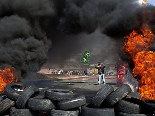 Brennende Autoreifen in Sao Paulo