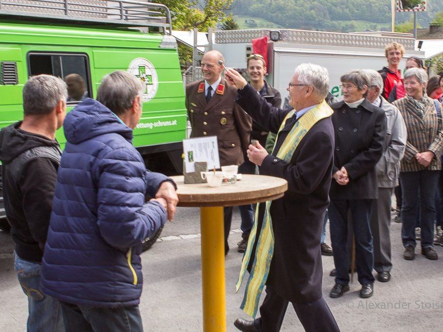 Dekan Peter Haas segnete das neue Einsatzfahrzeug der Bergrettung Schruns/Tschagguns. Dekan Peter Haas segnete das neue Einsatzfahrzeug der Bergrettung Schruns/Tschagguns.