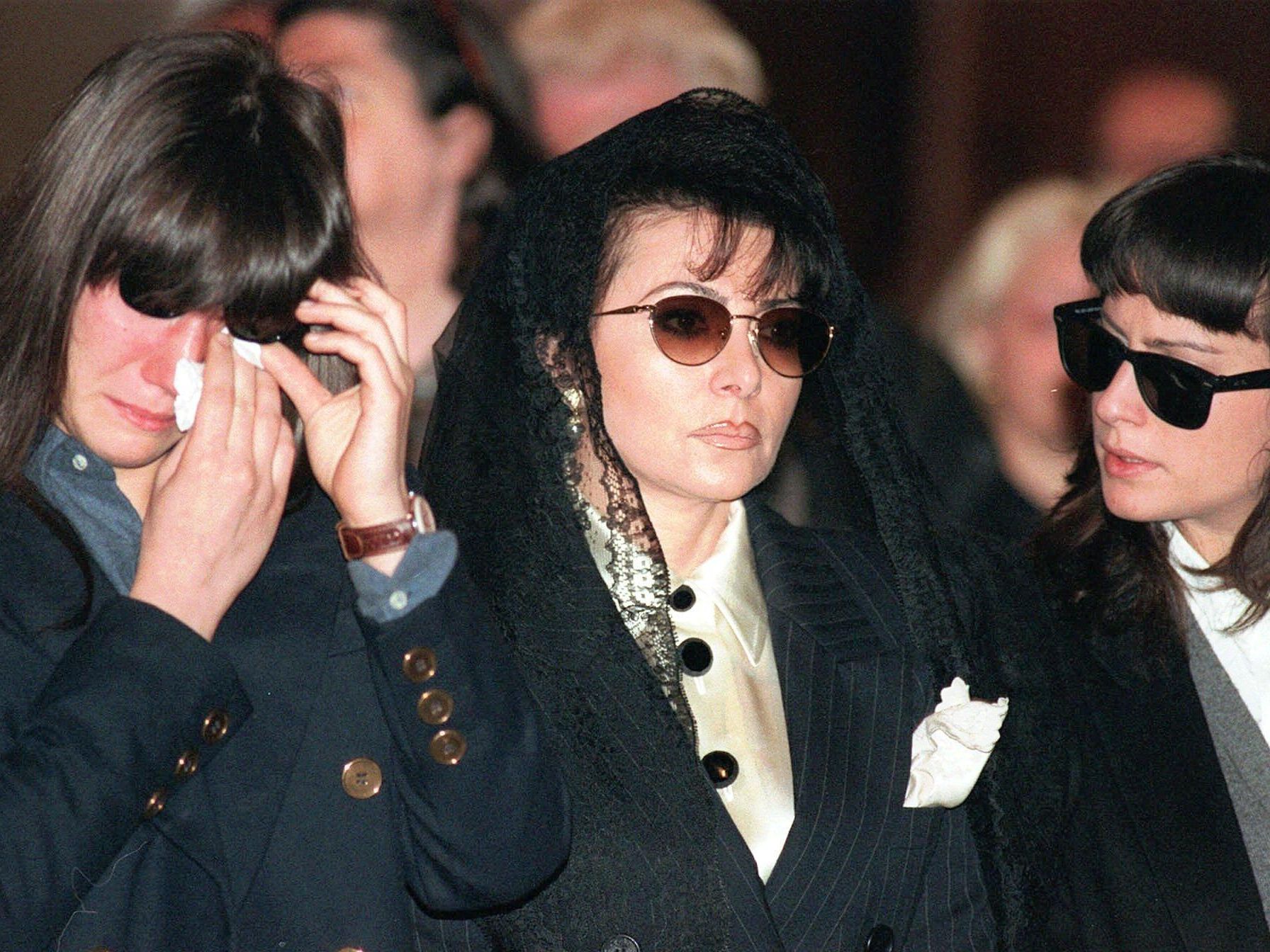 Nach 16 Jahren hinter Gittern: Patrizia Reggiani (Mitte) auf freiem Fuß. Nach 16 Jahren hinter Gittern: Patrizia Reggiani (Mitte) auf freiem Fuß.