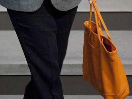 Der Handtaschenräuber war nicht erfolgreich und wurde festgenommen. Der Handtaschenräuber war nicht erfolgreich und wurde festgenommen.