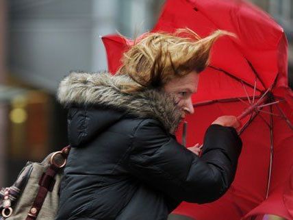Von Donnerstag bis Samstag wird vor Starkregen, Schneefall und starken Sturmböen gewarnt. Von Donnerstag bis Samstag wird vor Starkregen, Schneefall und starken Sturmböen gewarnt.