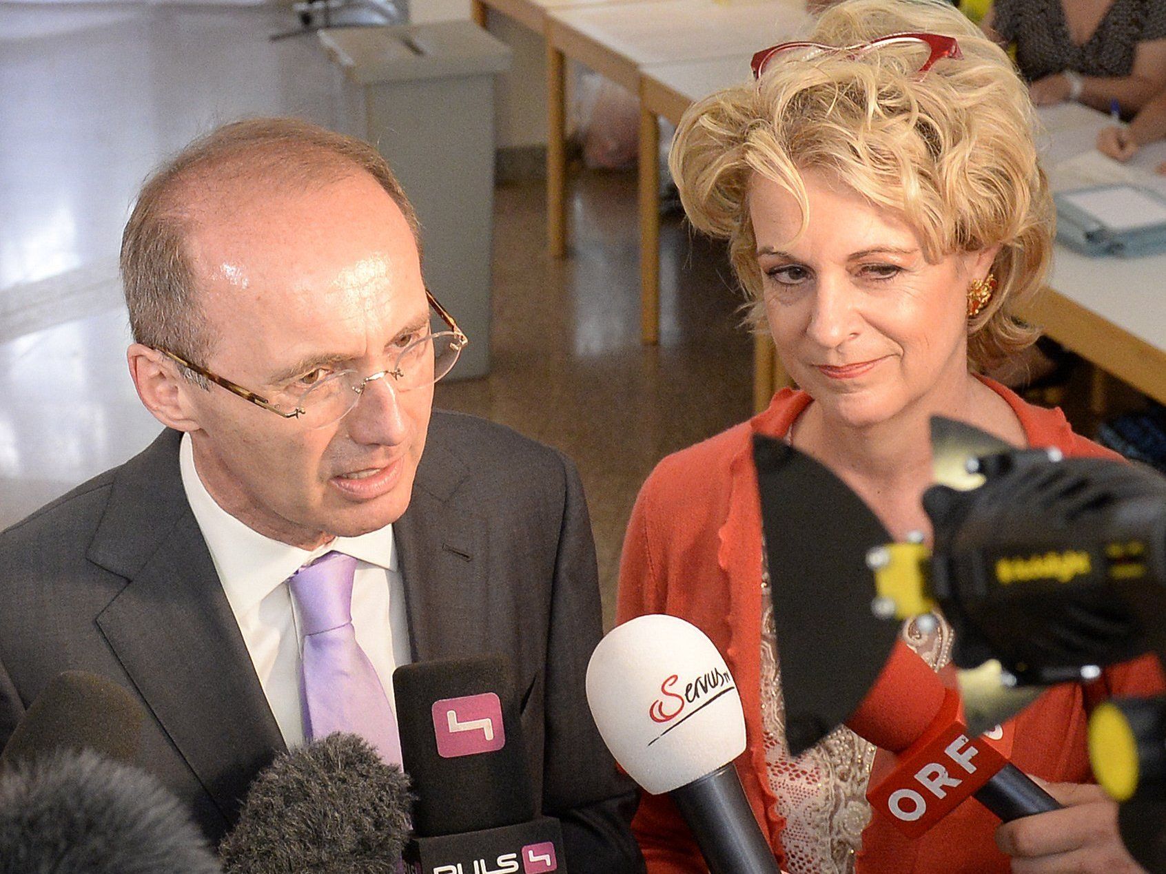Spitzenkandidat Othmar Karas gab seine Stimme in Wien ab. Spitzenkandidat Othmar Karas gab seine Stimme in Wien ab.
