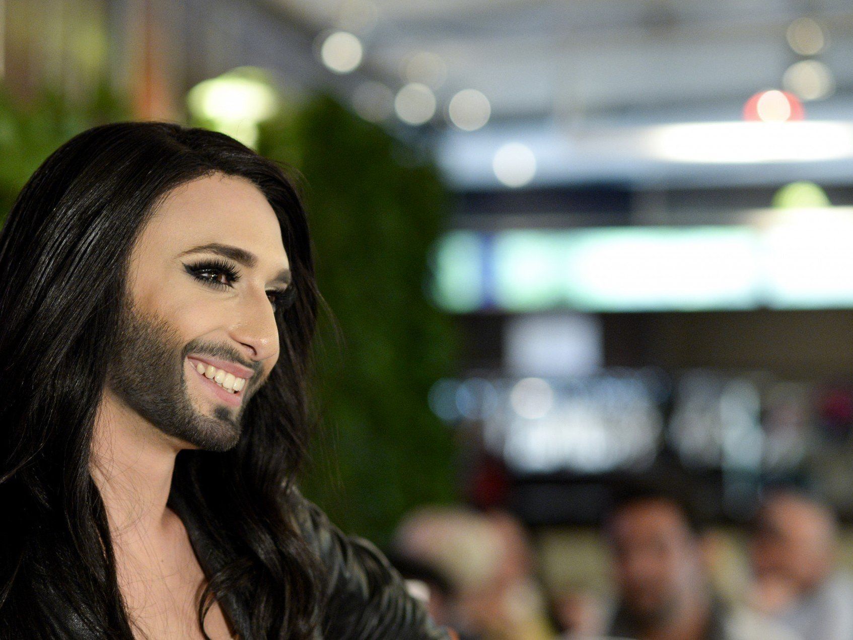 Der österreichische Botschafter lud zu einer Gartenparty zu Ehren von Conchita Wurst ein. Der österreichische Botschafter lud zu einer Gartenparty zu Ehren von Conchita Wurst ein.