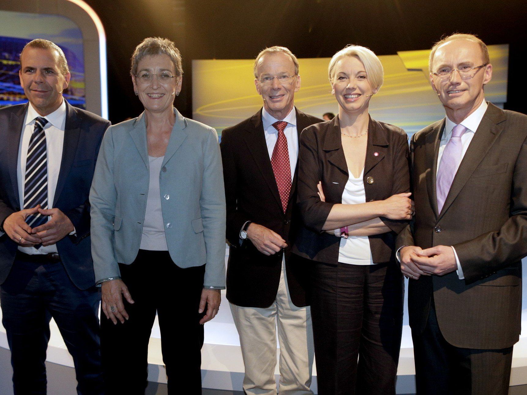 Die ersten Reaktionen der Parteien nach den ersten Hochrechnungs-Ergebnissen. Die ersten Reaktionen der Parteien nach den ersten Hochrechnungs-Ergebnissen.