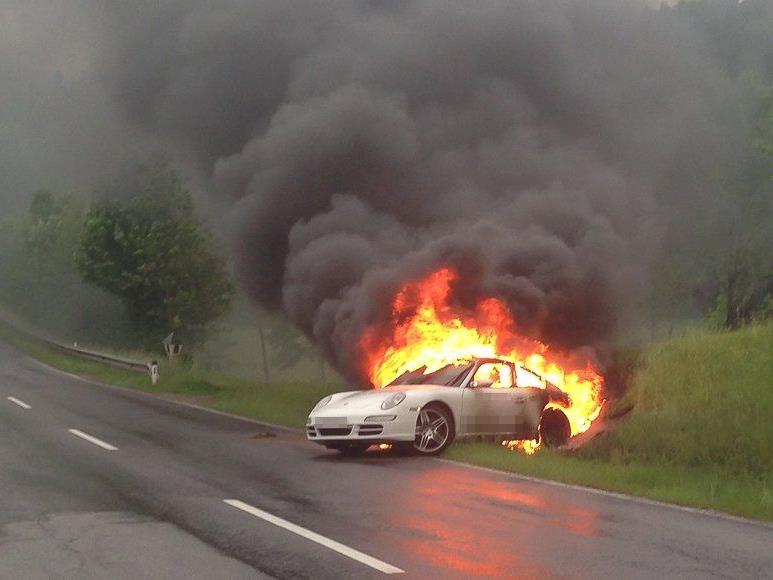 Der Lenker konnte sich noch vor Übergreifen der Flammen auf die Fahrgastzelle aus dem Elektroauto retten.