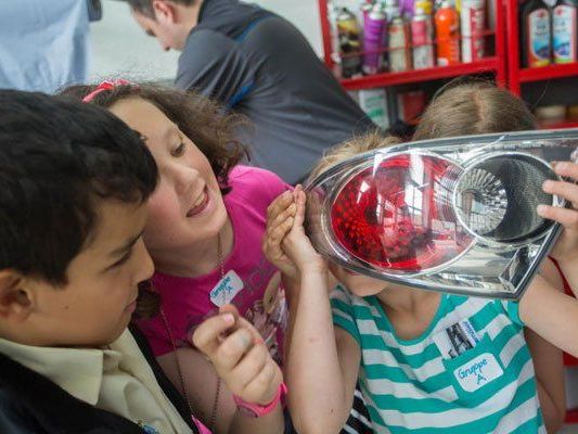 Ganz nach dem Motto „schaffa“ und „werkla“ inspizierte die dritte Klasse der Volksschule Blattur in Götzis die Arbeit eines Automechanikers. Foto: VN/Steurer Ganz nach dem Motto „schaffa“ und „werkla“ inspizierte die dritte Klasse der Volksschule Blattur in Götzis die Arbeit eines Automechanikers. Foto: VN/Steurer