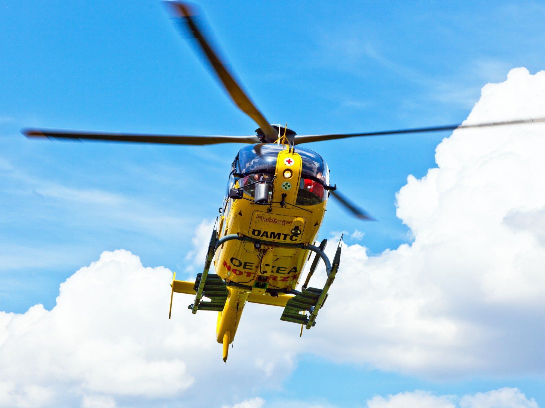 Rettungshubschrauber im Einsatz - 16-jähriger Vorarlberger war auf die Gegenfahrbahn geraten.