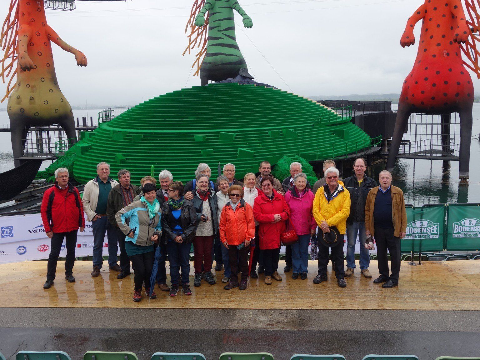 Cousinen und Cousins aus Kärnten und Lustenau vor der Festspielbühne Cousinen und Cousins aus Kärnten und Lustenau vor der Festspielbühne