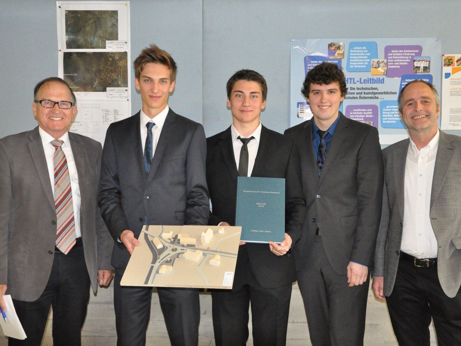 Freuen sich über eine gelungene Projektpräsentation - Projektpartner, Röthis Alt. Bgm Norbert Mähr, Projektteam mit Pius Jochum, Nicolas Hofer, Matthias Koblinger, Projektbetreuer Gerhard Engstler Freuen sich über eine gelungene Projektpräsentation - Projektpartner, Röthis Alt. Bgm Norbert Mähr, Projektteam mit Pius Jochum, Nicolas Hofer, Matthias Koblinger, Projektbetreuer Gerhard Engstler