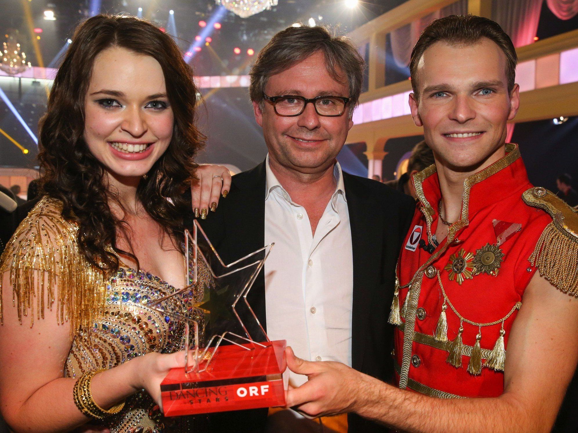 Die strahlende Siegerin Roxanne Rapp mit ORF-Generaldirektor Alexander Wrabetz und Tanzpartner Vadim Garbuzov Die strahlende Siegerin Roxanne Rapp mit ORF-Generaldirektor Alexander Wrabetz und Tanzpartner Vadim Garbuzov