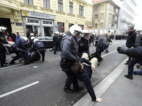 Die Polizei und einige Demonstranten gerieten bei Demo aneinander Die Polizei und einige Demonstranten gerieten bei Demo aneinander