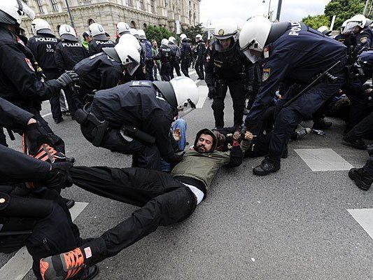 Polizisten und Demonstranten gerieten bei der Demo in Wien aneinander Polizisten und Demonstranten gerieten bei der Demo in Wien aneinander