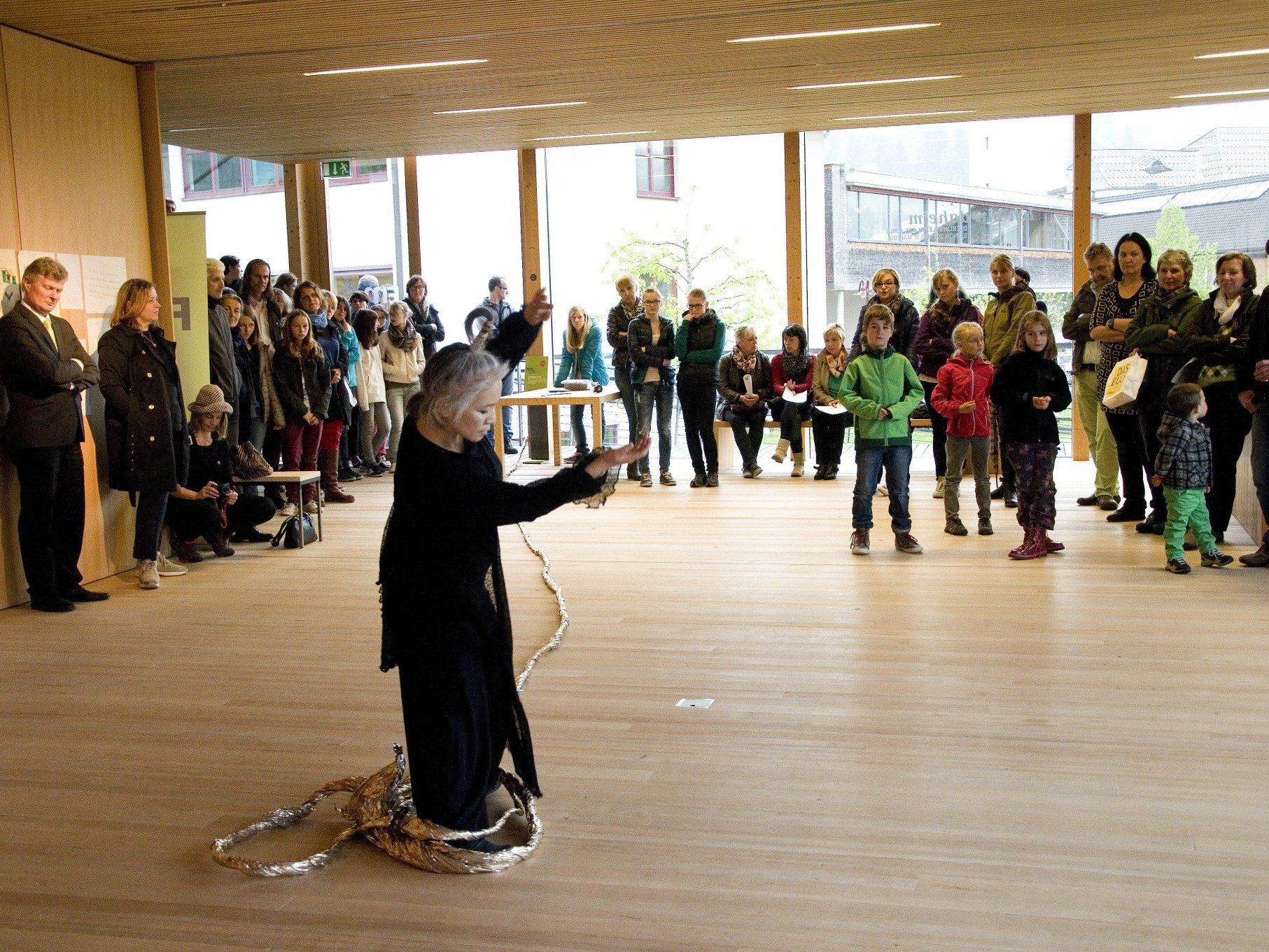 Aiko Kazuko Kurosaki verband die Installation der Schüler mit dem Frauenmuseum Aiko Kazuko Kurosaki verband die Installation der Schüler mit dem Frauenmuseum