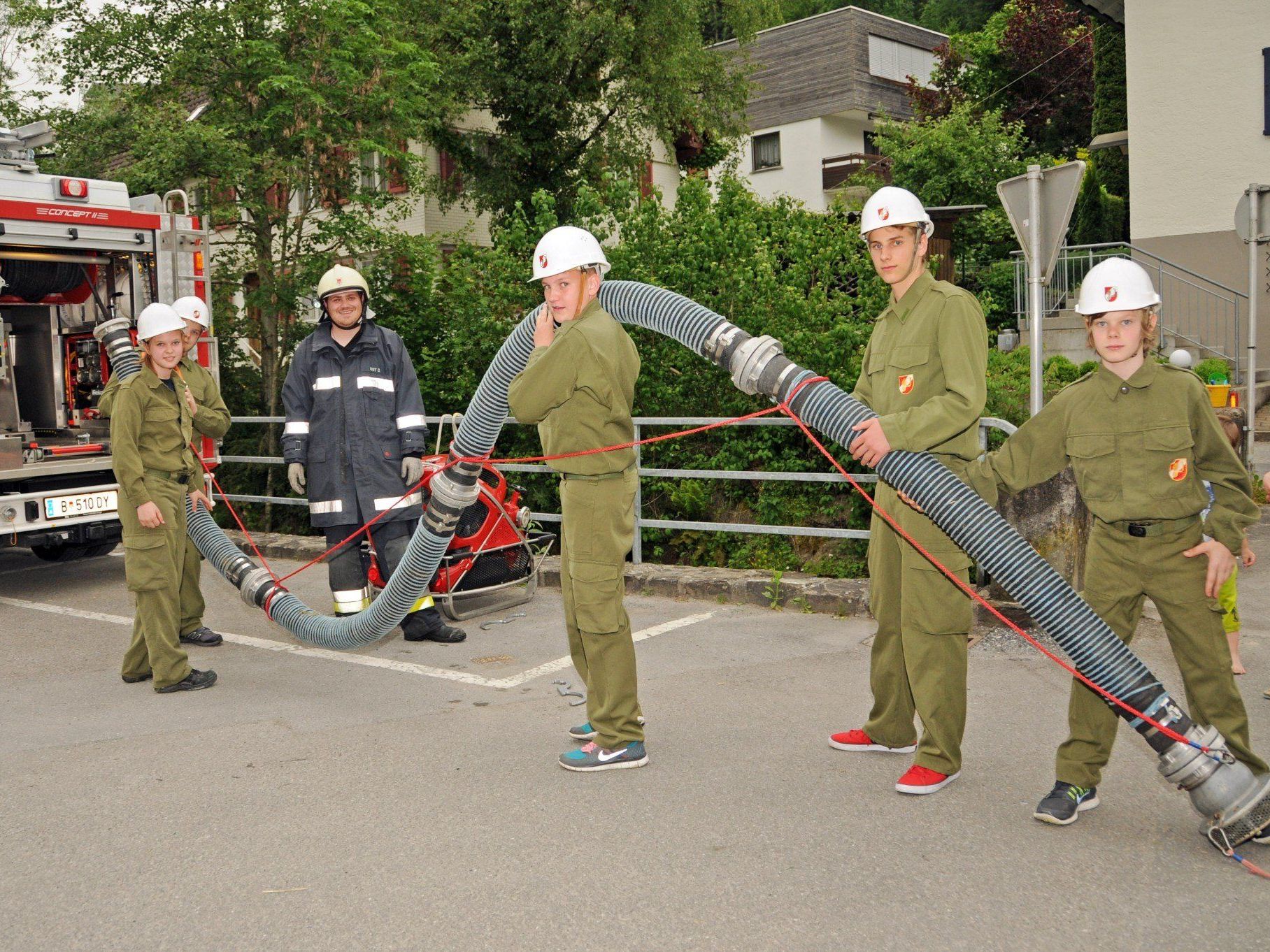Die Kennelbacher Feuerwehrjugend bei einer ihrer Proben. Die Kennelbacher Feuerwehrjugend bei einer ihrer Proben.
