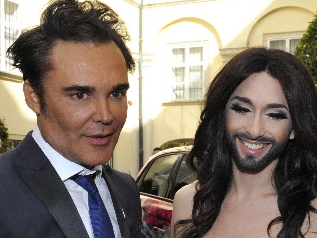 David LaChapelle und Conchita Wurst beim Sektempfang.