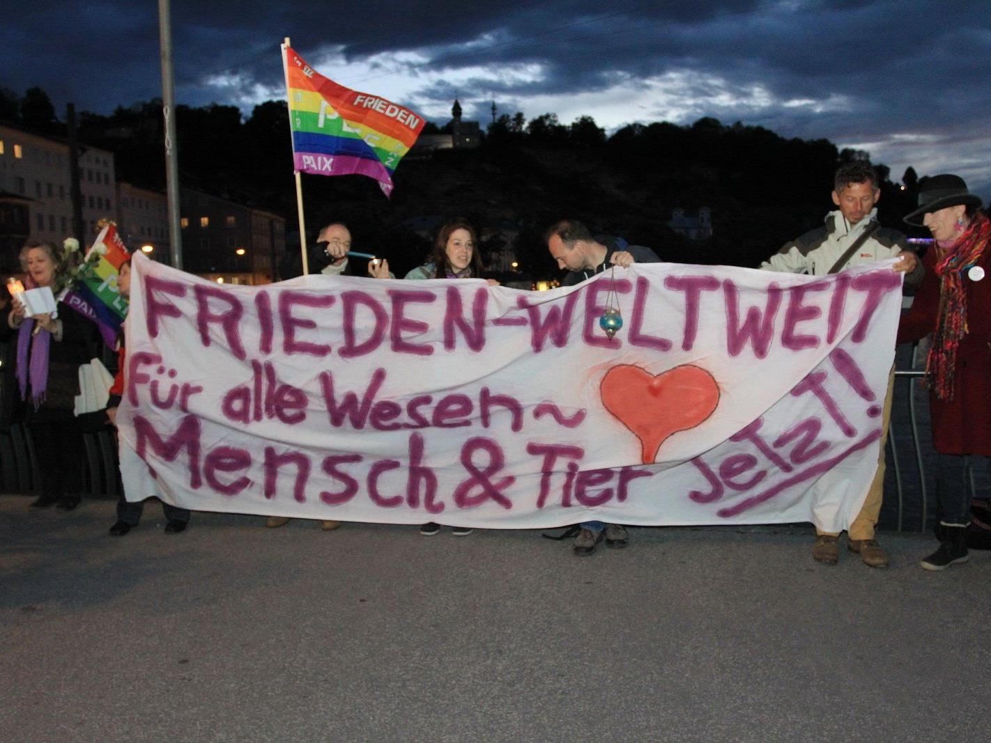 In Salzburg fand am Freitag eine Demonstration für den weltweiten Frieden statt.