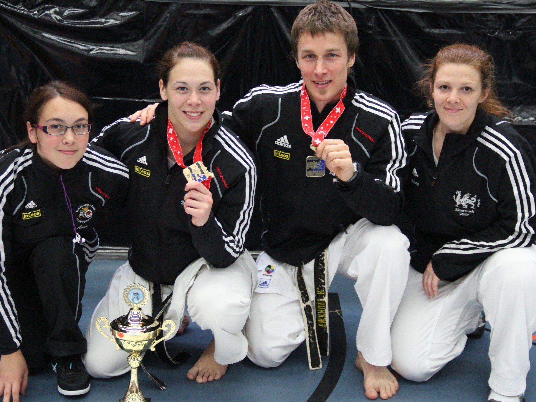 : v.li. Anna Aberer, Natascha Aberer, Emanuel Riedmann (Shotokan Karate Club Lustenau), Vicky Selinschek (Partnerclub KC Mäder) : v.li. Anna Aberer, Natascha Aberer, Emanuel Riedmann (Shotokan Karate Club Lustenau), Vicky Selinschek (Partnerclub KC Mäder)