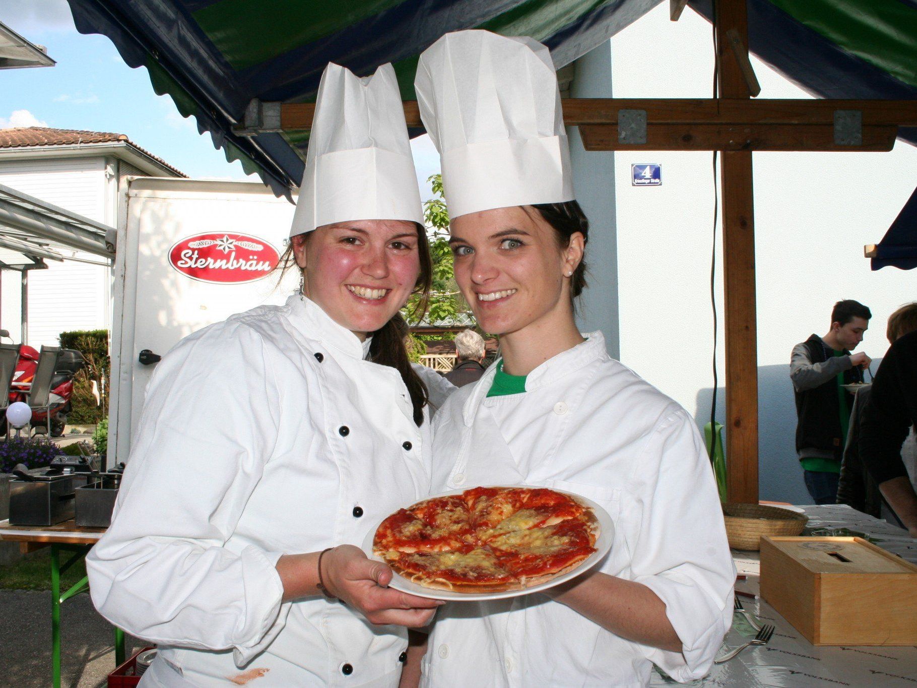 Die Gruppenleiterinnen Johanna und Stefanie betätigten sich beim Pizza backen. Die Gruppenleiterinnen Johanna und Stefanie betätigten sich beim Pizza backen.